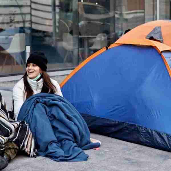 Cientos de chilenos durmieron en la calle para ganar un año de pollo frito gratis. Pasaron 15 horas