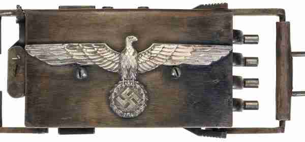 Estos cinturones que llevaban los Nazis eran realmente un arma mortal