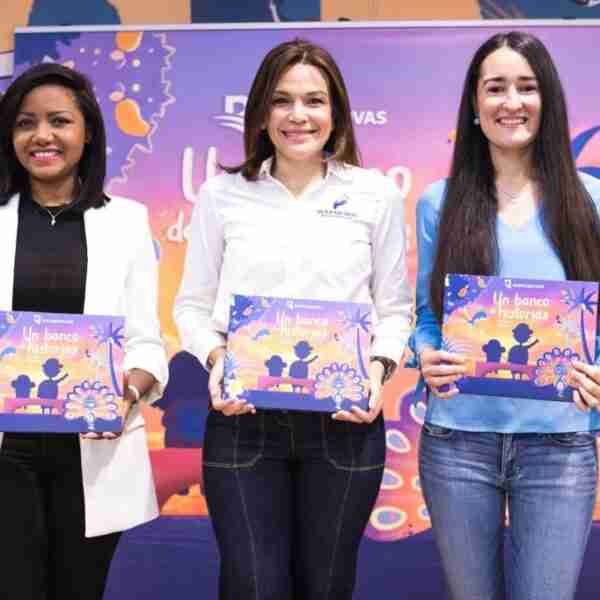 La presidenta del Voluntariado Banreservas visita la Feria del Libro para presentar "Un banco de historias"