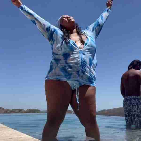 Lizzo disfruta de la primavera posando en traje de baño al natural. Se quiere tal cual es