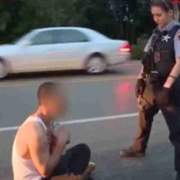 Policía interrogó a un hombre creyendo que era ebrio, pero lloraba por amor: “Solo está decepcionado”