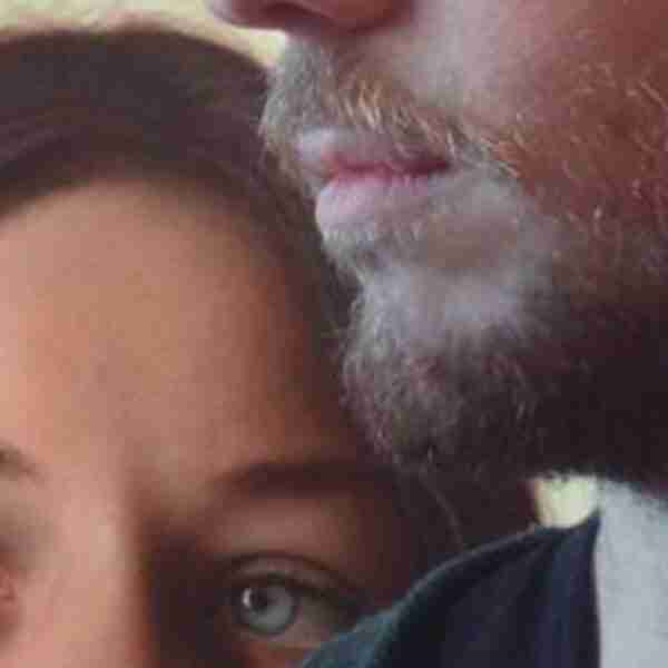 Una imagen de una chica engaña a la vista cuando te acercas a verla