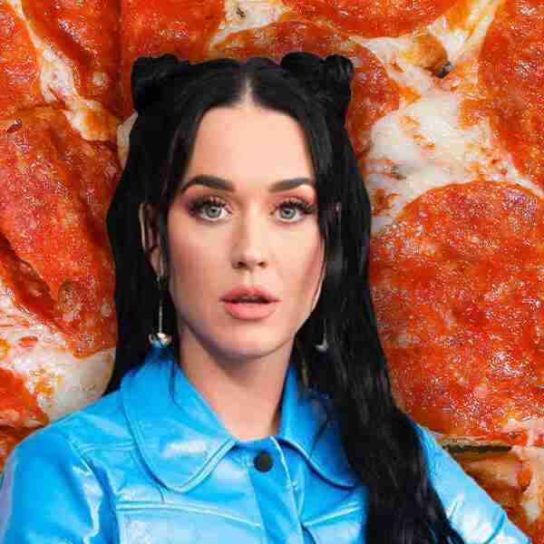 Katy Perry lanzó trozos de pizza a sus fans en un concierto