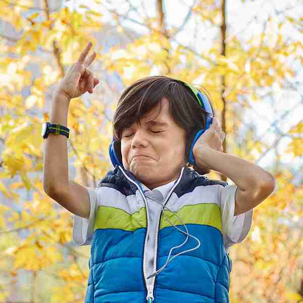 La reacción de un niño con problemas auditivos al escuchar por primera vez se vuelve viral