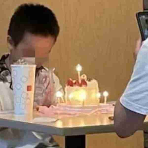 Padre es criticado por darle un pequeño pastel de cumpleaños a su hijo