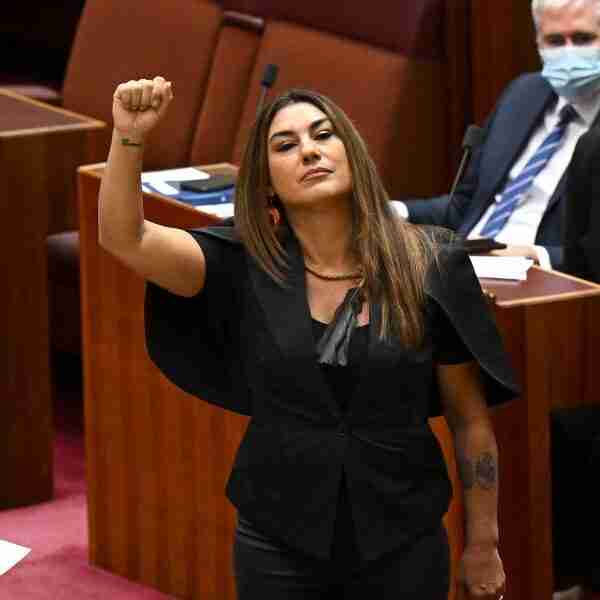 Una senadora australiana llamó a la reina Isabel «colonizadora» durante su juramento en el parlamento