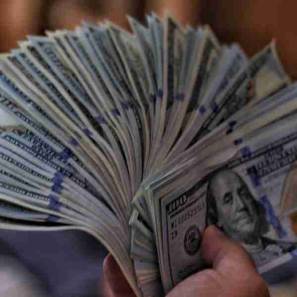 Unos trabajadores encontraron 75 mil dólares escondidos en un basurero de Argentina