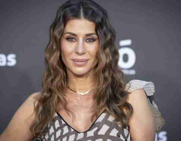 Elena Tablaba muestra orgullosa el resultado de su operación de pecho