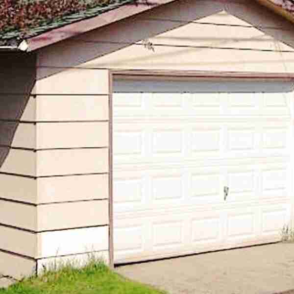 En un barrio llaman locos a una pareja por querer mudarse a su garaje