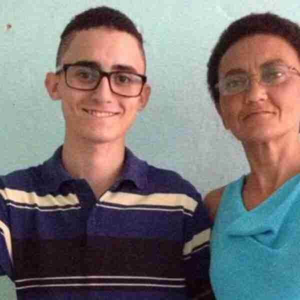 Joven estudiaba con libros sacados de la basura y ahora va a la universidad en Nueva York