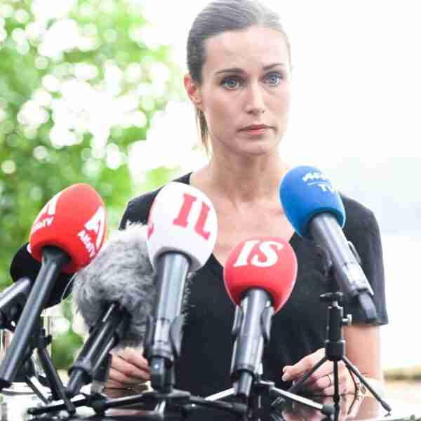 La primera ministra de Finlandia se disculpó por una foto de dos mujeres besándose tomada en la residencia oficial