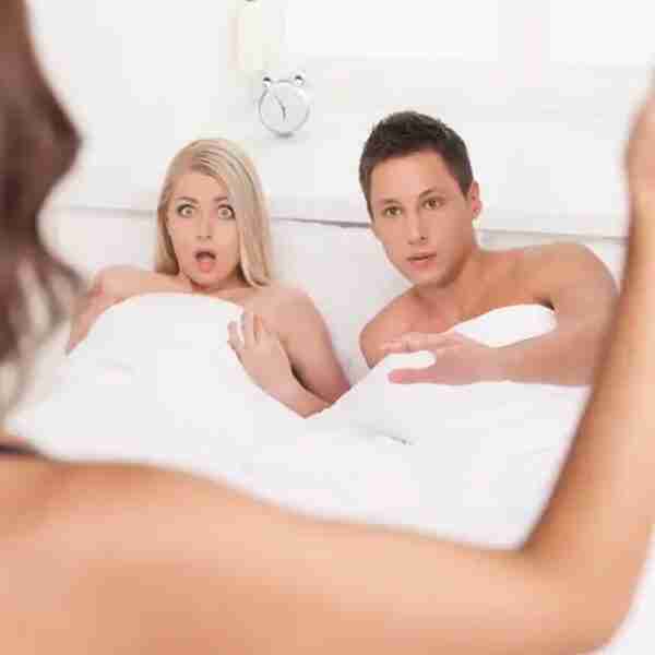 Mujer encontró a su esposo teniendo relaciones con su hermana y lo perdonó solo a él. Fue criticada