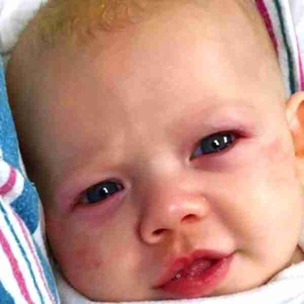 Un bebé fallece y vuelve a la vida y su padre comparte lo sucedido en imágenes