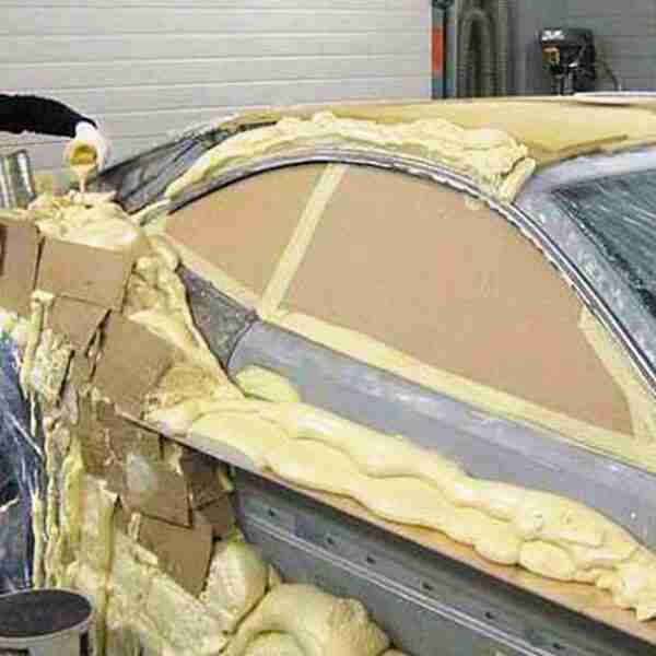 Un hombre se viraliza al construir el coche de sus sueños a partir de un trozo de chatarra