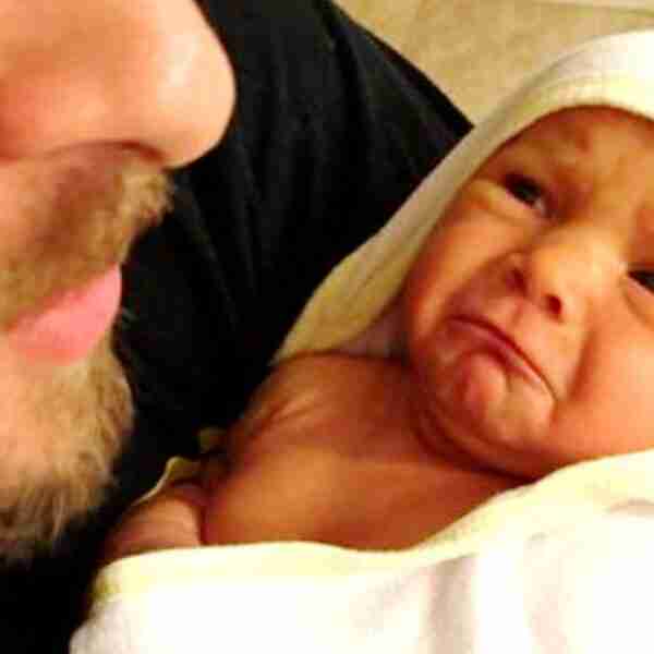 Un padre salva la vida de su recién nacida tras publicar la foto del primer baño