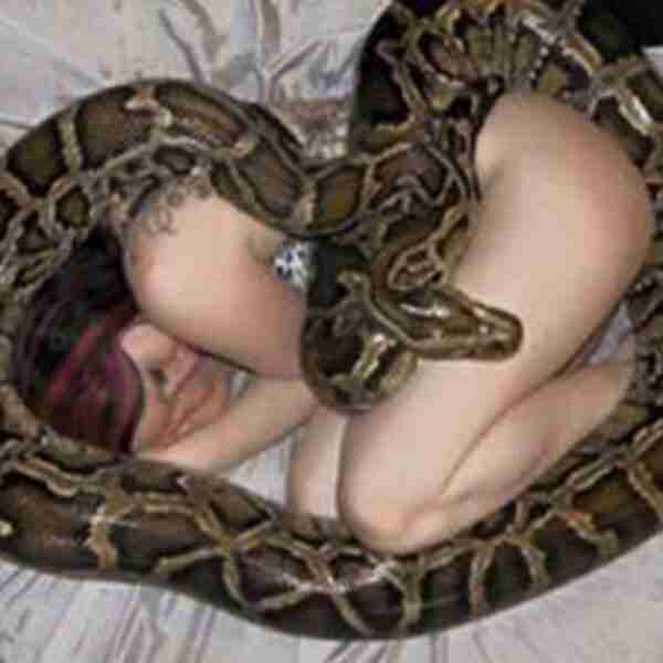 Una chica se viraliza al dormir siempre con su serpiente hasta que dejó de comer