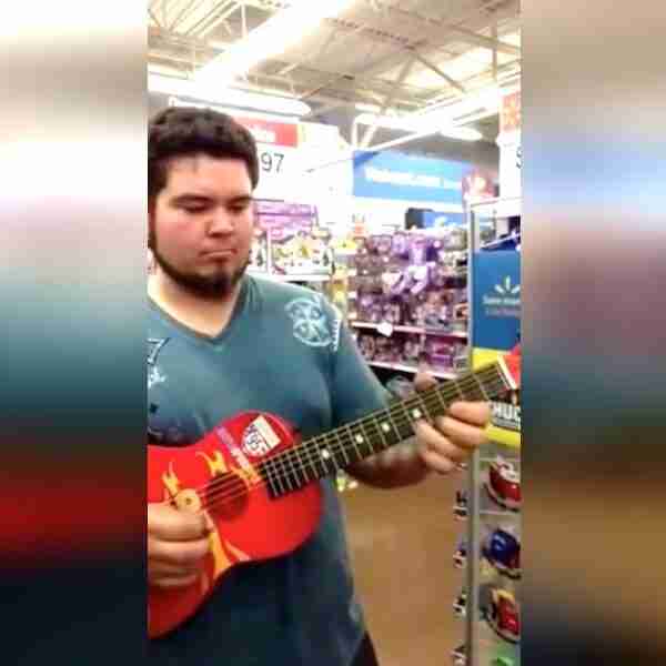 Dos chicos se viralizan en vídeo al encontrarse una guitarra de juguete