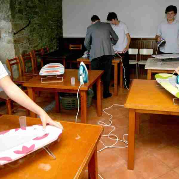 In einer Schule in Spanien lernen die Schüler, wie man kocht und Wäsche bügelt. Man bereitet sie dort auf die Zukunft vor