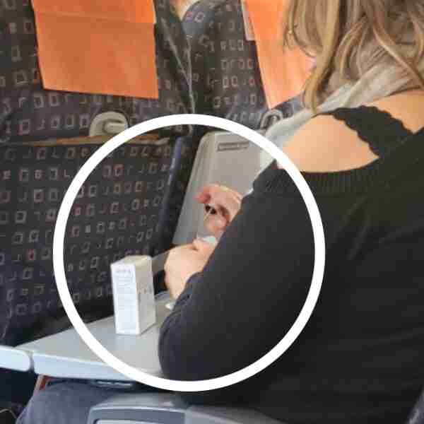 Mujer fue criticada por pintarse las uñas en un avión sin importarle el olor: “Es grosero y egoísta”