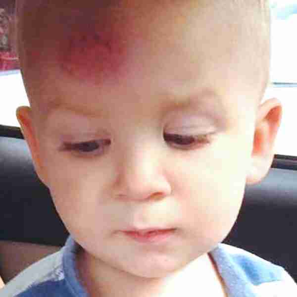 Una mujer provoca un revuelo después de que se cayese su hijo