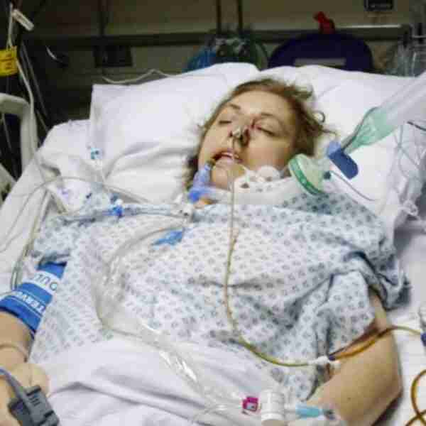 Unos gatos causan un revuelo al no separarse del estómago de una mujer