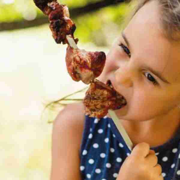 Mujer alimenta con carne a una niña con dieta vegana y defiende su decisión