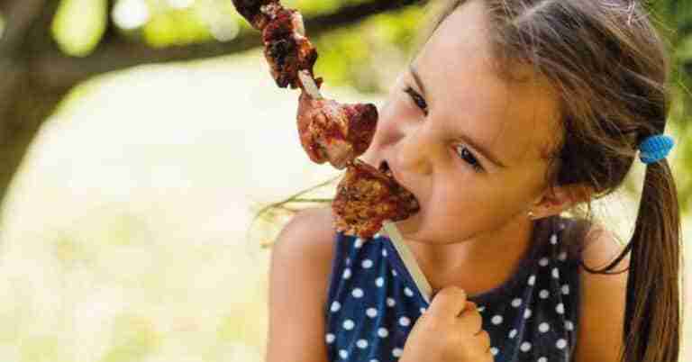 Mujer alimenta con carne a una niña con dieta vegana y defiende su decisión