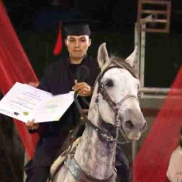 Joven asiste a su graduación montado en el caballo que lo llevaba todos los días a la escuela