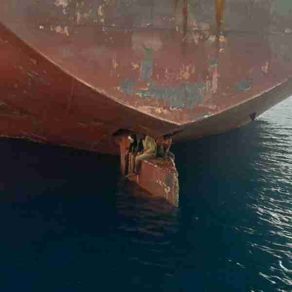 Tres polizones viajaron durante 11 días amarrados al timón de un barco petrolero