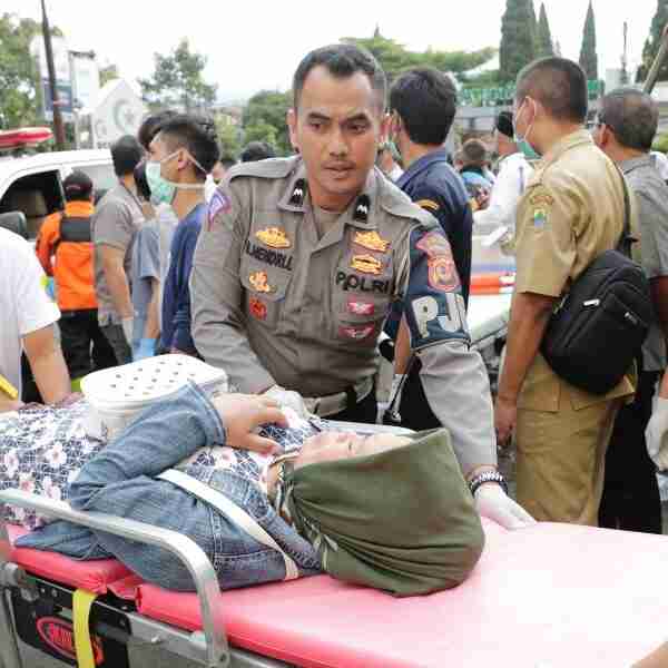 Un fuerte sismo en Indonesia deja al menos 65 muertos y más de 700 heridos