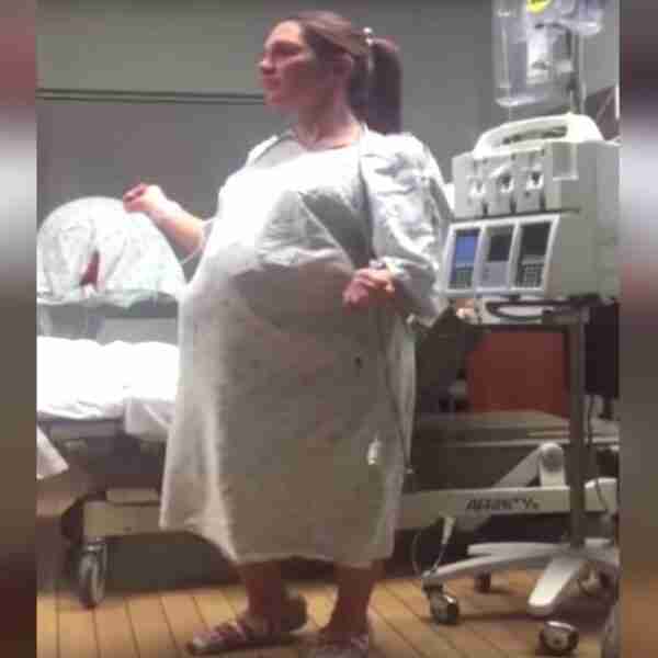 Una embarazada se viraliza al no poder esperar más en la sala de parto para que nazca su bebé