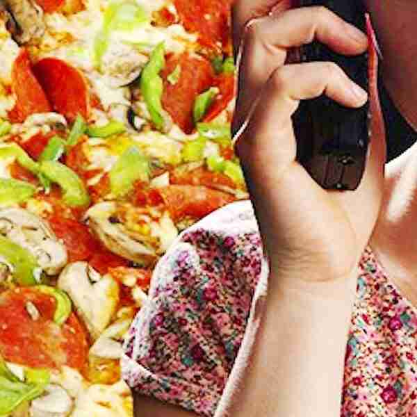 Una mujer llama al 911 para pedir a una Pizza rezando para que el teleoperador reaccione a tiempo