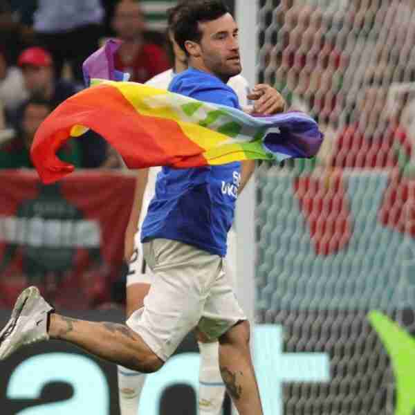 ¿Quién es y qué fue del hombre que protestó en pleno partido del mundial de Qatar?