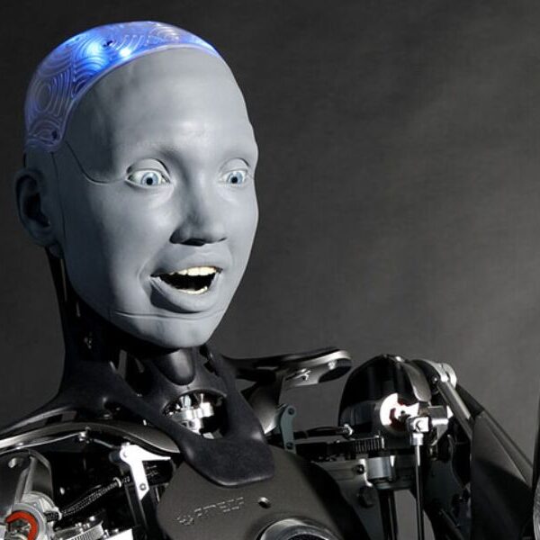 La humanoide Ameca asegura que soñó con «dinosaurios» y «extraterrestres» pero luego dice que es broma