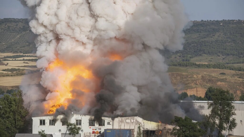 Incendio en fábrica de pilas y baterías en Guadalajara deja dos heridos y activa el Platercam en Madrid