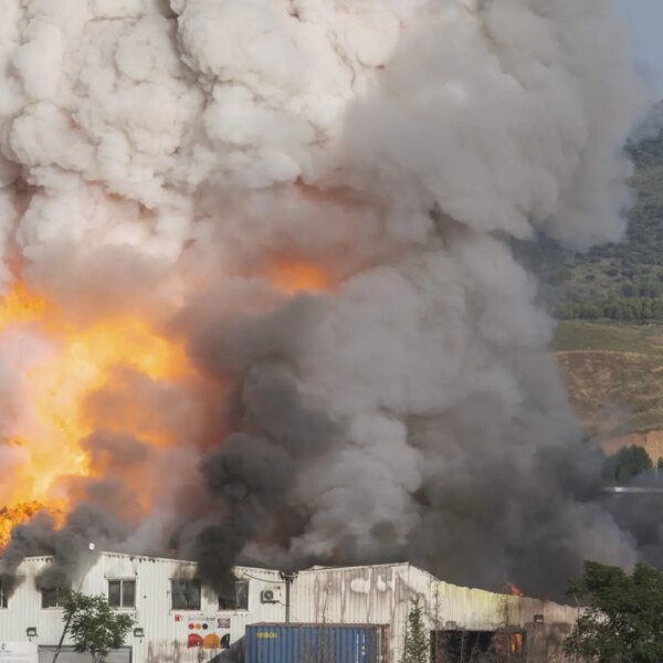Incendio en fábrica de pilas y baterías en Guadalajara deja dos heridos y activa el Platercam en Madrid
